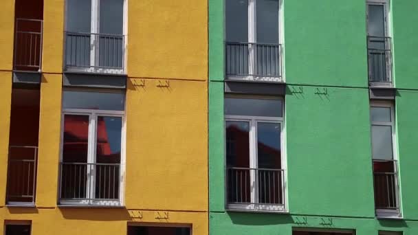 A zöld és a sárga homlokzatú épületek - Felvétel, videó