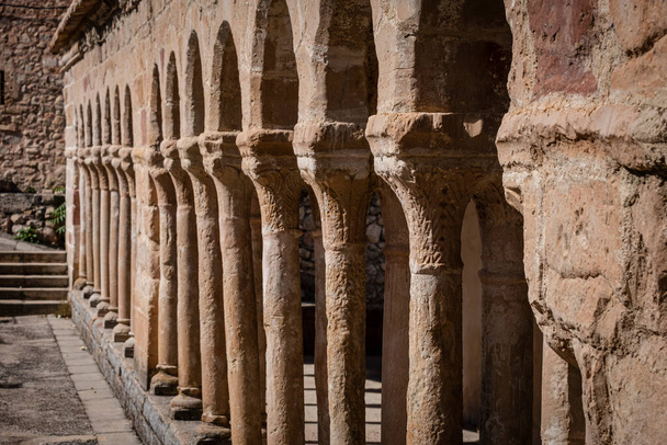 Bogengang mit halbkreisförmigen Bögen auf paarigen Säulen, Erlöserkirche, ländliche Romanik aus dem 13. Jahrhundert, Carabias, Guadalajara, Spanien - Foto, Bild