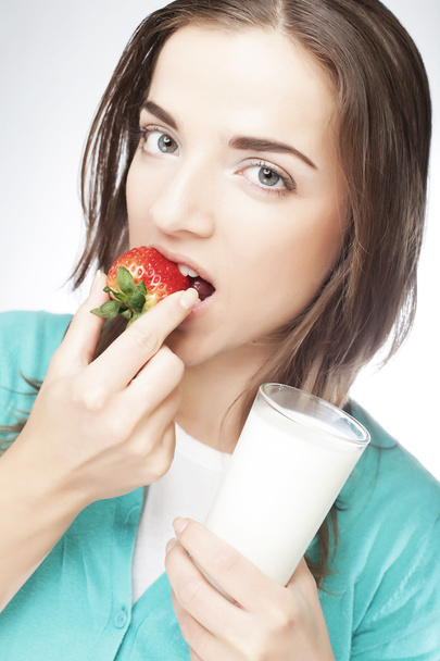 woman with milk and strawberry - Foto, imagen