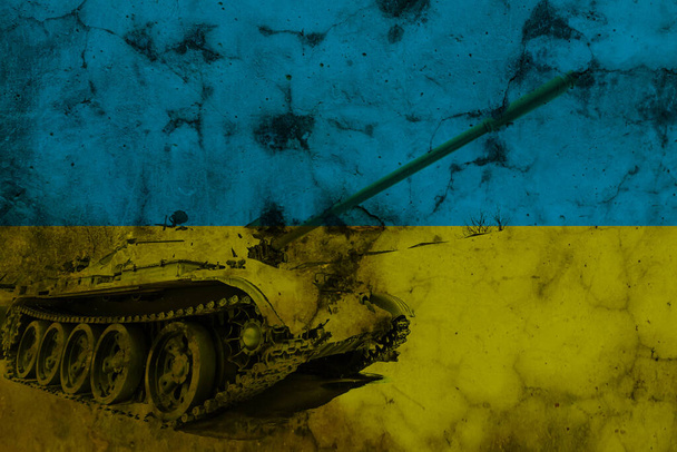 タンクはウクライナの旗の前に並んでいた。地形上のいくつかの軍の戦争戦車を攻撃する準備ができて. - 写真・画像
