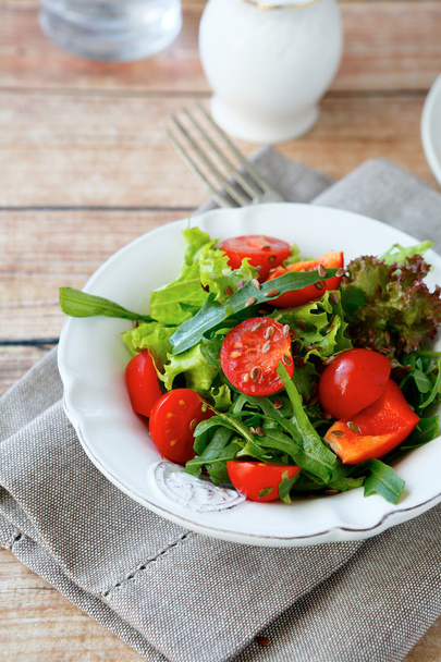 Fresh salad with tomatoes and arugula on a white plate - Foto, Imagem