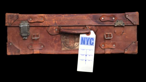 Looping-Video von einem NYC-Gepäcketikett, das am Griff eines Vintage-Koffers schwingt - Filmmaterial, Video