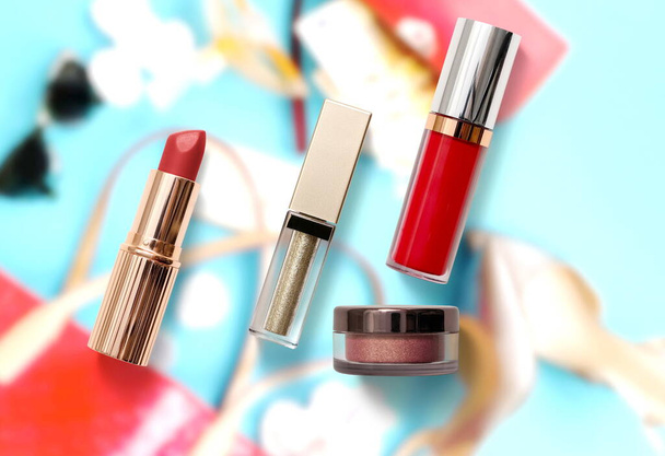 maquillage Mode Femmes accessoires rouge à lèvres palette crayon cosmétique fond bleu modèle, copier bannière espace  - Photo, image