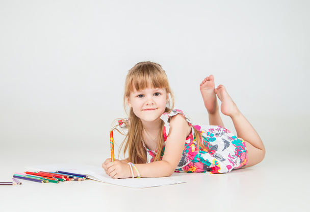 lovely girl drawing with colorful pencils - Valokuva, kuva