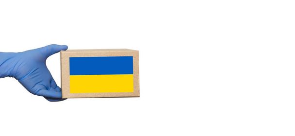 Un voluntario tiene una caja de ayuda para refugiados ucranianos y ciudadanos pobres que se encuentran en una guerra entre Ucrania y Rusia.Concepto de ayuda humanitaria.Donar para refugiados.Copiar espacio. Banner - Foto, Imagen