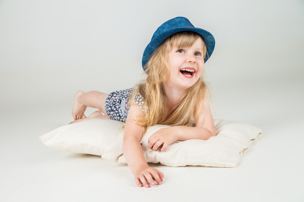 little girl laying on the floor and looking right - Fotoğraf, Görsel