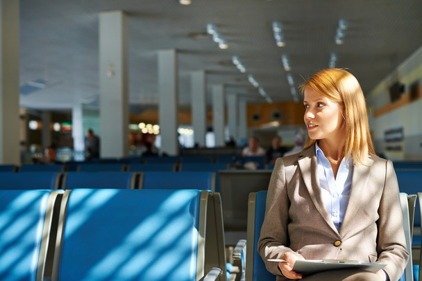 zakenvrouw in luchthaven  - Foto, afbeelding