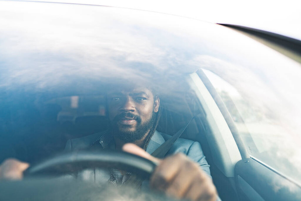 uomo africano-americano che guida attraverso il vetro - concetto di assicurazione auto - - Foto, immagini
