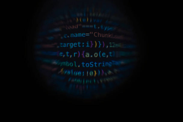 Software ontwikkelaar code. Abstracte computerscript code. Software ontwikkelaar code programmeerscherm. Programmeersoftware draait tijd. De code tekst is geschreven en volledig door onszelf gemaakt. - Foto, afbeelding