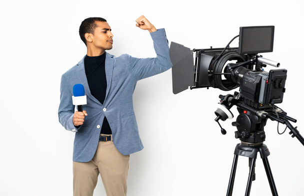 Reporter homme afro-américain tenant un microphone et rapportant des nouvelles sur fond blanc isolé faisant un geste fort
 - Photo, image