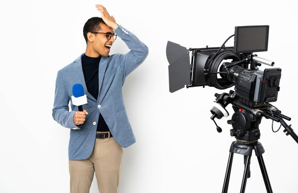 Muhabir Afrikalı Amerikalı bir adam mikrofon tutuyor ve izole edilmiş beyaz arka planda haber sunuyor. Bir şey fark etti ve çözüme niyetleniyor. - Fotoğraf, Görsel