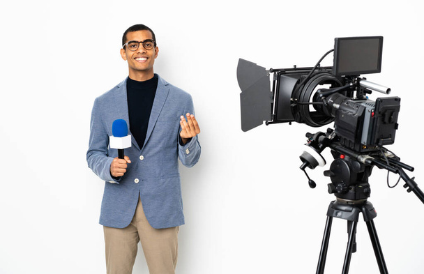 Toimittaja Afrikkalainen Amerikkalainen mies jolla on mikrofoni ja raportointi uutisia yli eristetty valkoinen tausta tehdä rahaa ele - Valokuva, kuva