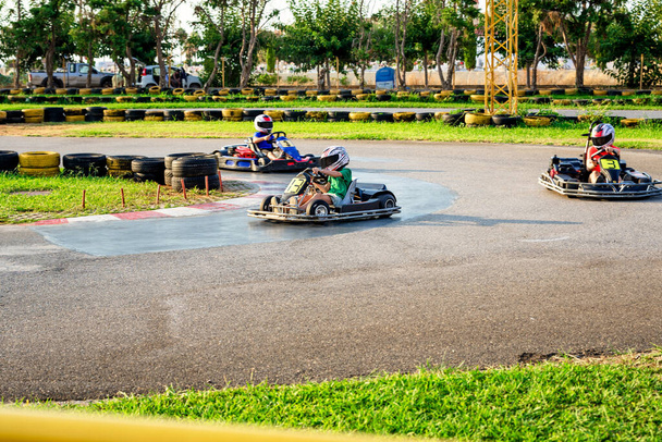Go Kart παιδιά οδήγησης και αγωνιστικά σε προκλητικό στυλ.   - Φωτογραφία, εικόνα