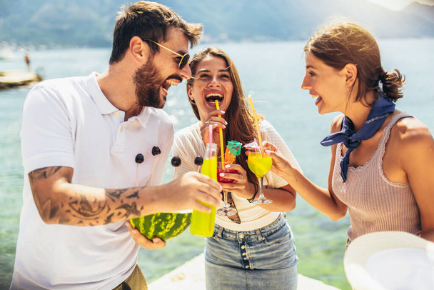 Giovani che si divertono nelle vacanze estive - Viaggio, amicizia, vacanze e concetto di stile di vita giovanile - Foto, immagini