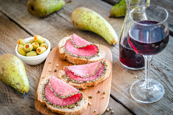 Scheiben italienische Salami mit Birnen und Wein - Foto, Bild