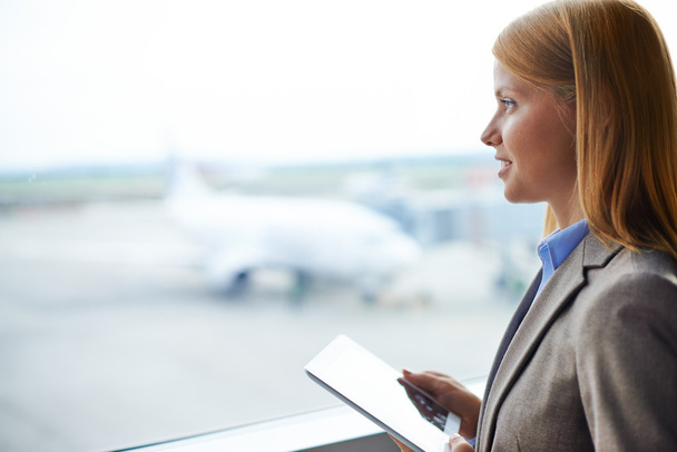 Mujer de negocios moderna en aeropuerto
 - Foto, imagen