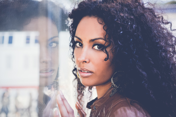 Joven mujer negra, peinado afro, en el fondo urbano
 - Foto, imagen