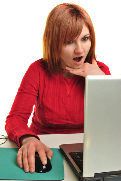 Assistant de bureau dans un chemisier rouge travaillant sur un ordinateur portable
 - Photo, image