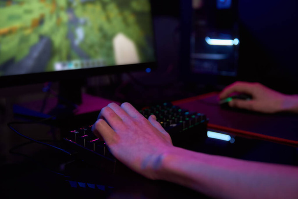 Oyuncu bilgisayar oyunu oynar, rgb neon renkli klavye kullanın - Fotoğraf, Görsel