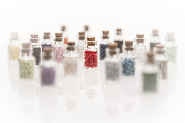 Bouteilles en verre minuscules avec perles
 - Photo, image