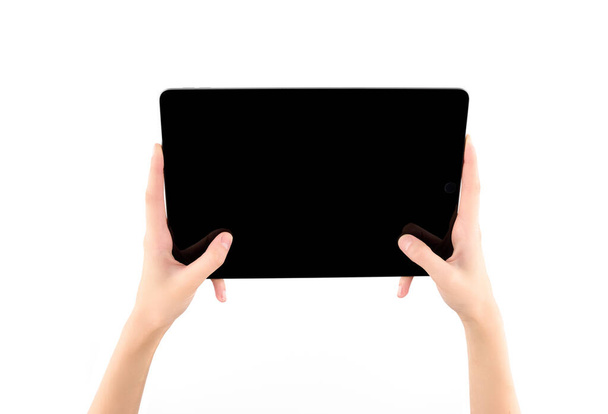 Руки держат черную табличку, изолированную на белом фоне. Цифровой планшет в руках. Руки держат планшетный сенсорный компьютер гаджет с изолированным экраном. - Фото, изображение
