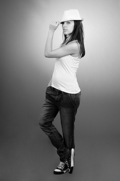 Adolescente posando con accesorio
 - Foto, Imagen