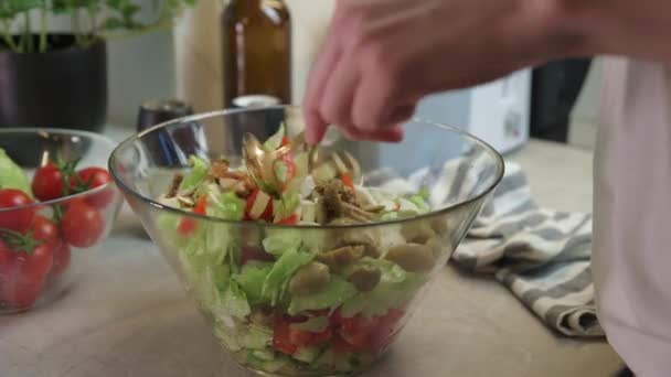 Žena míchání zelený zeleninový salát v misce v kuchyni - Záběry, video