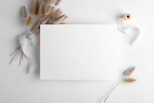 結婚式の文房具招待状のカードは、 bohoの装飾、女性のブログで白い背景に7x5をモックアップ、ベビーシャワーoブライダルシャワーモックアップ。ミニマルなボヘミアンスタイルのブランクモックアップ、ありがとうカード、グリーティングカード - 写真・画像