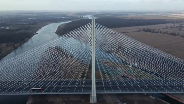 Suuri silta joen yli henkilöautoilla - Materiaali, video