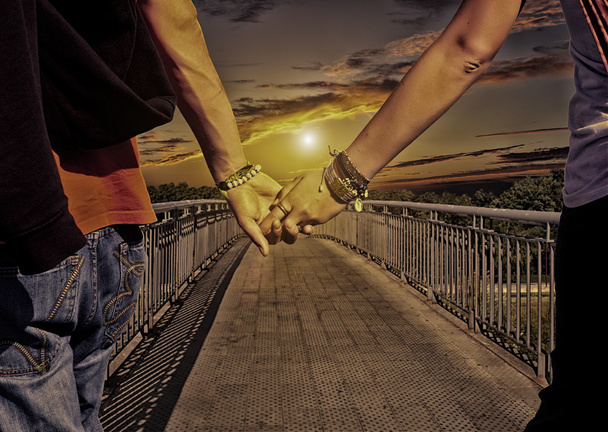Εραστές ζευγάρι κρατώντας τα χέρια - Φωτογραφία, εικόνα