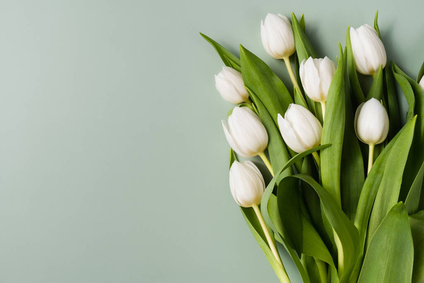 Flores de primavera sobre un fondo verde pálido. Tarjeta de felicitación con lugar para el texto - Foto, imagen