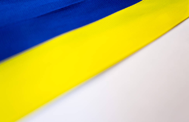 Bandera azul-amarilla de Ucrania sobre fondo blanco. - Foto, Imagen