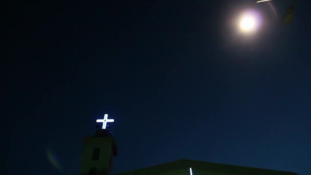 Cruz da igreja, junto com lua cheia - Video