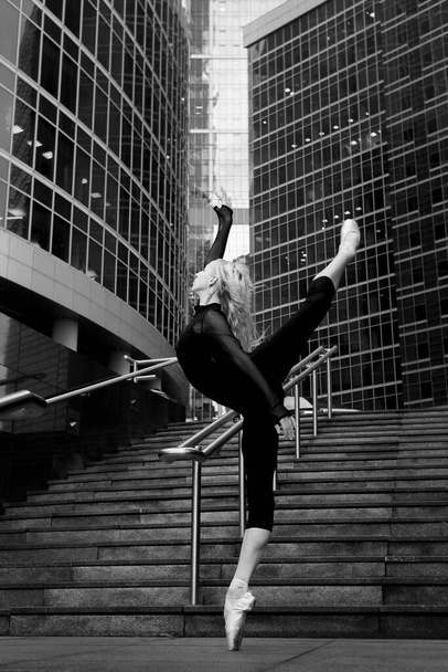 Танцівниця балету в позиції на вулиці міста
 - Фото, зображення