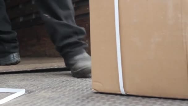 Operário colocando caixa no chão - Video