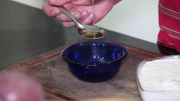 Menina cozinhar legumes com azeite
 - Filmagem, Vídeo
