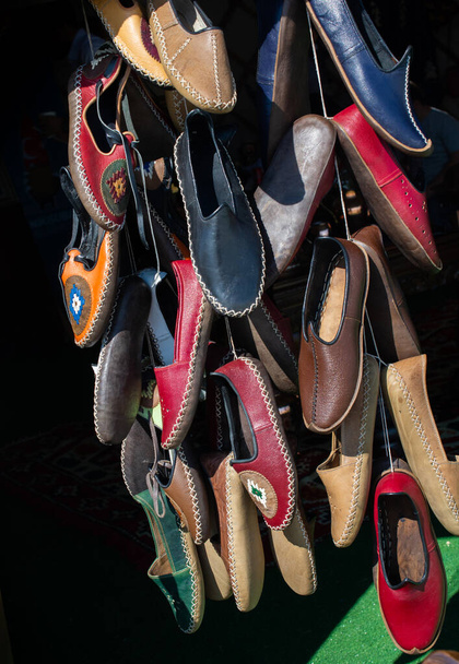 Sada tradičních ručně vyrobených kožených bot na bazaru - Fotografie, Obrázek