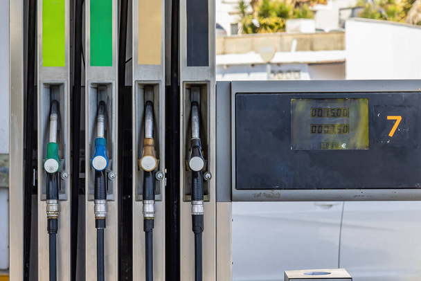 Huelva, Ισπανία - 10 Μαρτίου 2022: Ακροφύσια αντλίας βενζίνης σε πρατήριο καυσίμων - Φωτογραφία, εικόνα