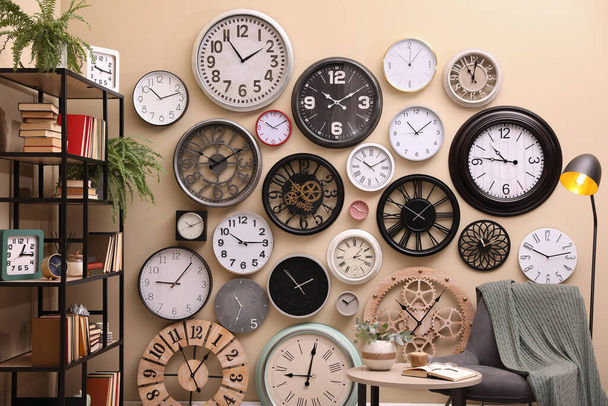 Stylish room interior with collection of wall clocks - Foto, Imagem