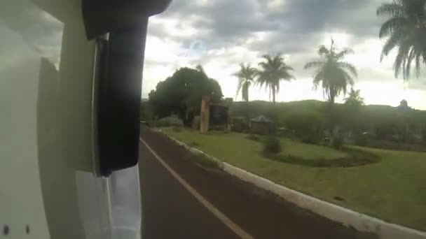 Позашляховик їде на екстремальній місцевості
 - Кадри, відео