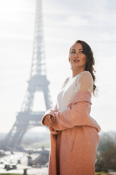 Hermosa chica en el fondo de la torre Eiffel - Foto, imagen