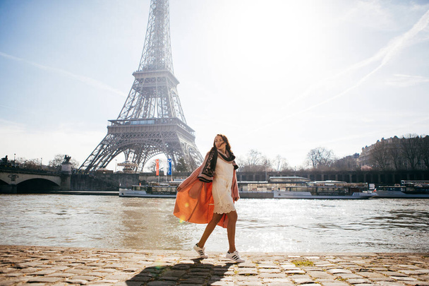 Schöne Mädchen auf dem Hintergrund des Eiffelturms - Foto, Bild