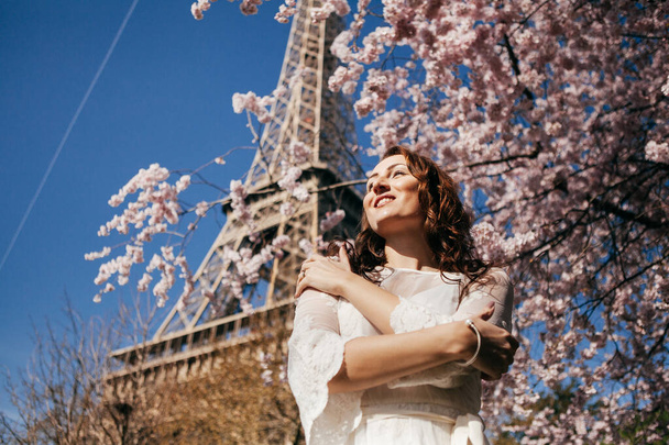 Schöne Mädchen auf dem Hintergrund des Eiffelturms - Foto, Bild