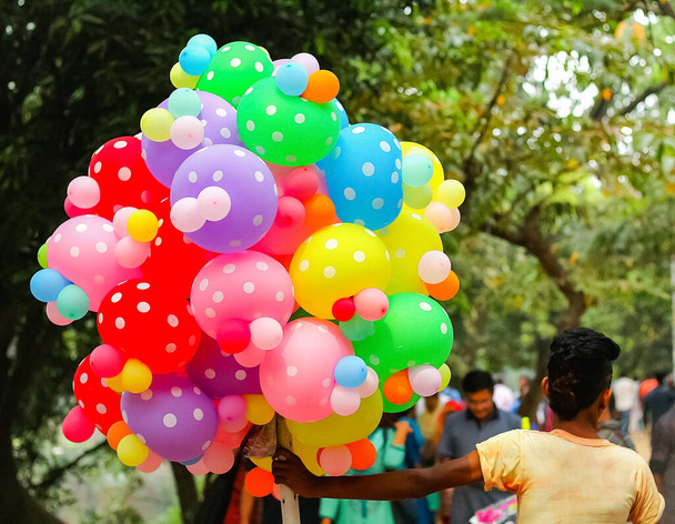 πολύχρωμα μπαλόνια πωλούν στο δρόμο της πόλης που ονομάζεται dhaka - Φωτογραφία, εικόνα