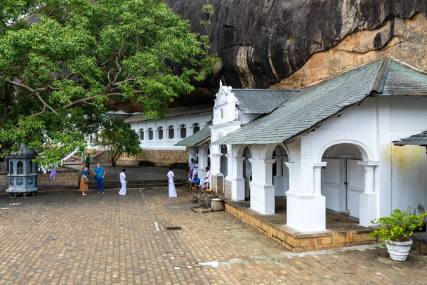 Dambulla Cave Temple Dambollassa. Cave Temple on maailmanperintökohde lähellä Dambulla kaupunkia, Sri Lankassa. - Valokuva, kuva