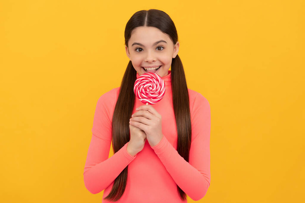 Так вкусно. сладкая детская жизнь. подростковая стоматологическая помощь. сладкоежка. Вкусно. happy girl hold lollipop. - Фото, изображение