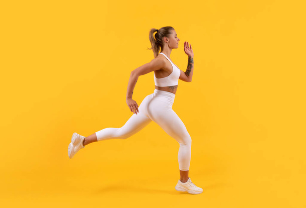 attivo corridore donna sport in esecuzione su sfondo giallo - Foto, immagini