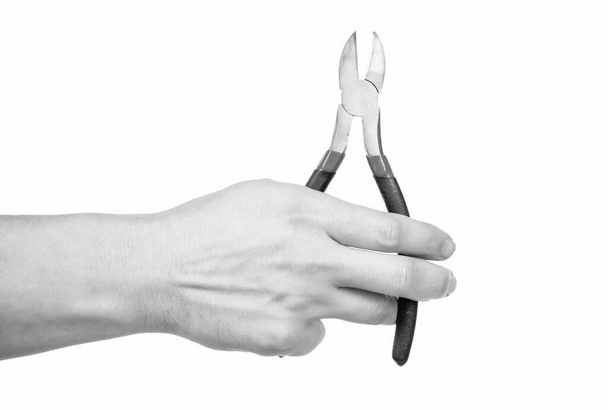 рука з ремонтом інструменту ізольовано на білому. чоловіча рука тримає плоскогубці. будівельні та ремонтні інструменти
. - Фото, зображення
