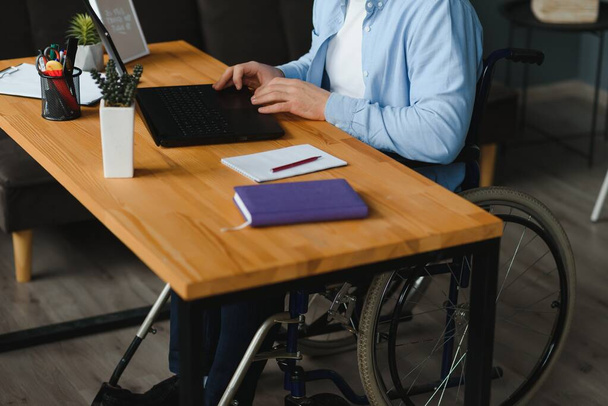 Handicapped Businessman Sitting On Wheelchair And Using Computer In Office - Foto, Imagem