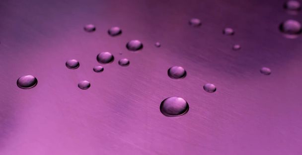 drops of water on a shiny baking sheet - Fotoğraf, Görsel